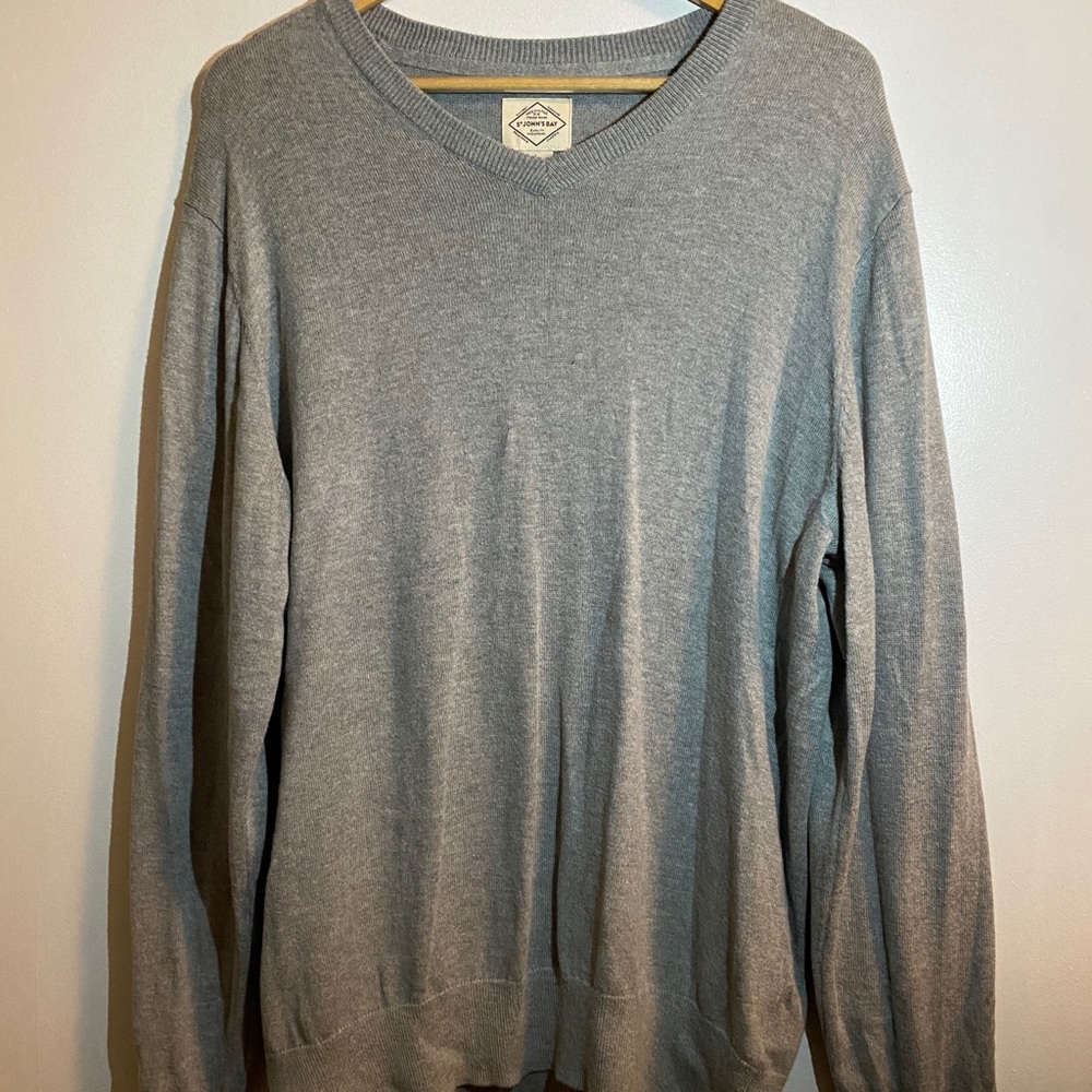 men’s gray v-neck sweater